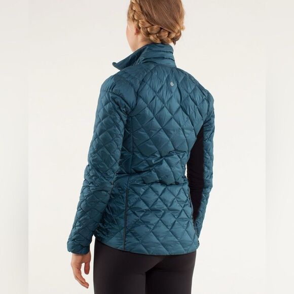 Lululemon Run: Turn Around Jacket in Alberta Lake / Black - Picture 4 of 16